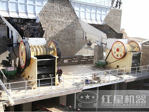 石灰石顎式破碎機作業(yè)現場(chǎng)