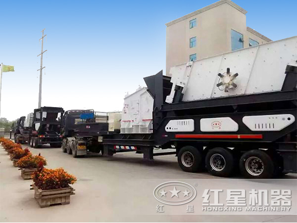 新品移動反擊式破碎站發(fā)貨現場