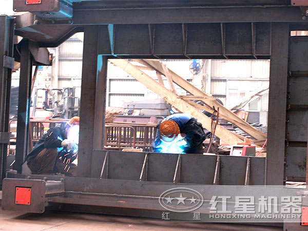 正在生產(chǎn)車(chē)載流動(dòng)破石機的作業(yè)人員