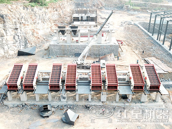 振動(dòng)篩安裝、調試現場(chǎng)