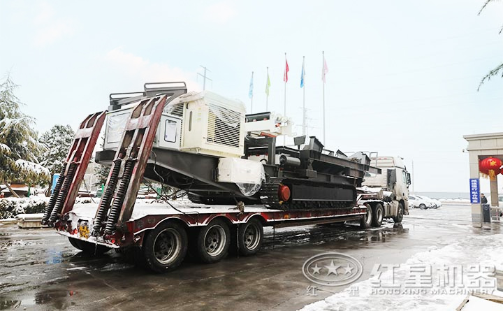 雪后又一臺移動(dòng)破碎車(chē)發(fā)貨了
