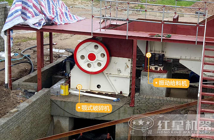 給料機與顎式破碎機作業(yè)現場(chǎng)