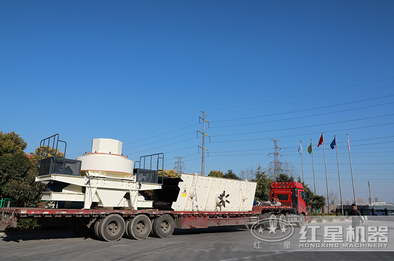 成套石灰石制砂生產(chǎn)線(xiàn)設備裝車(chē)發(fā)貨現場(chǎng)