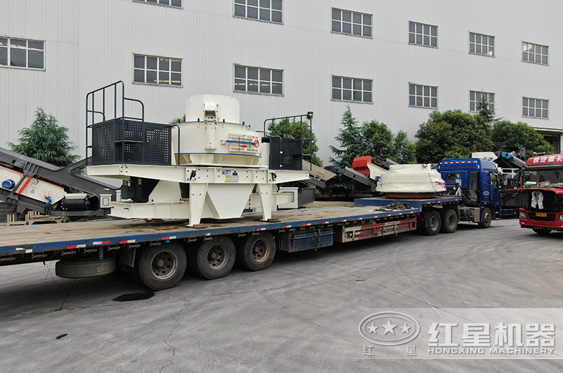 成套石英砂制砂加工生產(chǎn)設備裝車(chē)發(fā)貨現場(chǎng)